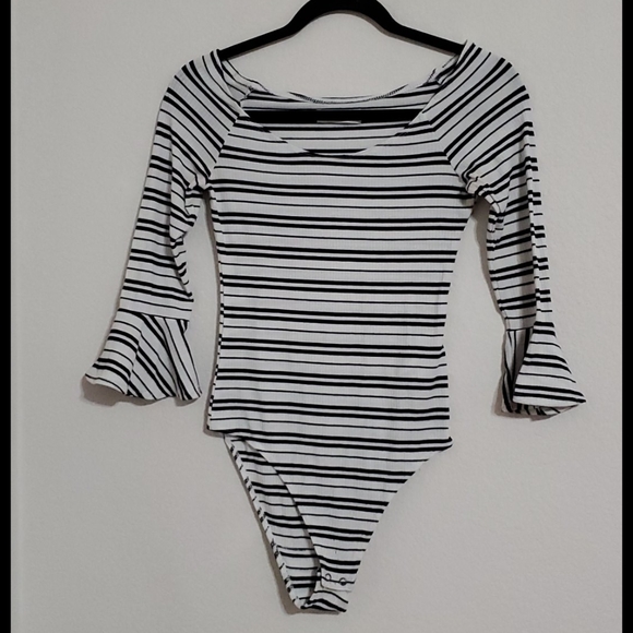 Abercrombie & Fitch  black & white striped bodysuit bell sleeve Sml EUC - Picture 7 of 8